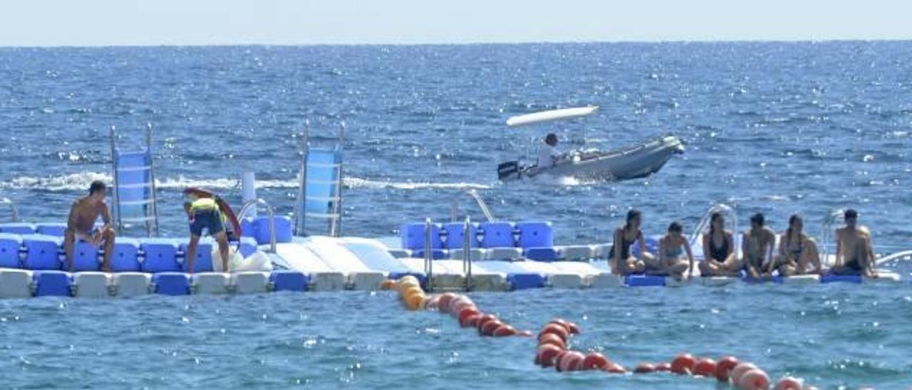 Plataforma de la Playa de Levante contra la que estuvo a punto de chocar el barco el domingo.