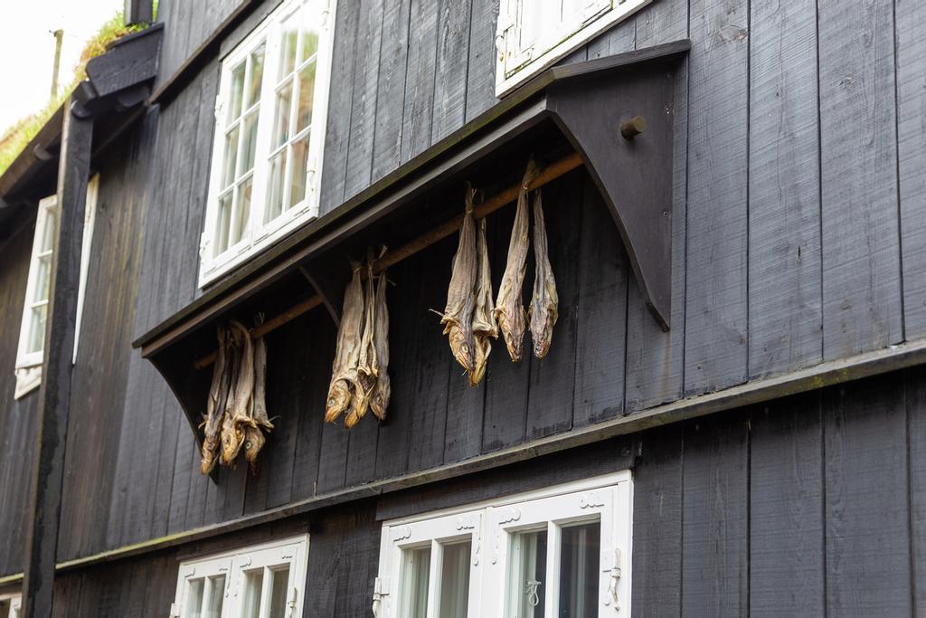 La tradición pesquera perdura tal y como lo demuestra el pescado secándose al aire libre.