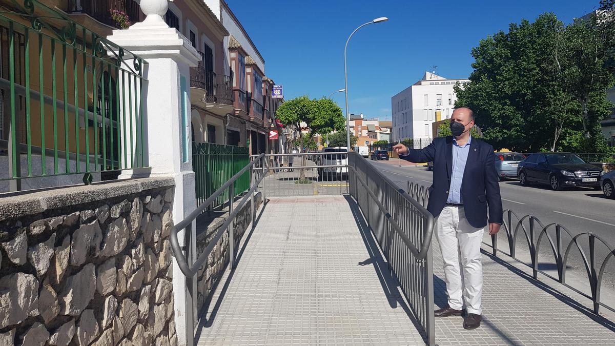 El concejal muestra el trabajo realizado en la rampa.