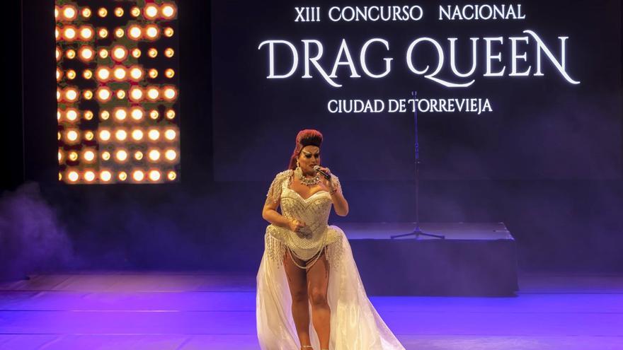 El Teatro de Torrevieja acoge el Concurso Nacional Drag Queen del Carnaval torrevejense 2023