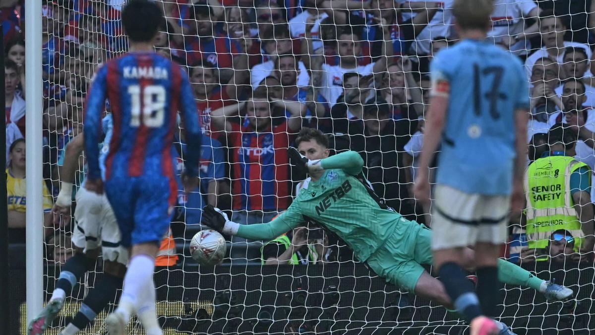 Henderson, el meta del Crystal Palace, para el penalti lanzado por Marmoush, el delantero del City, en la final de la FA Cup en Wembley.