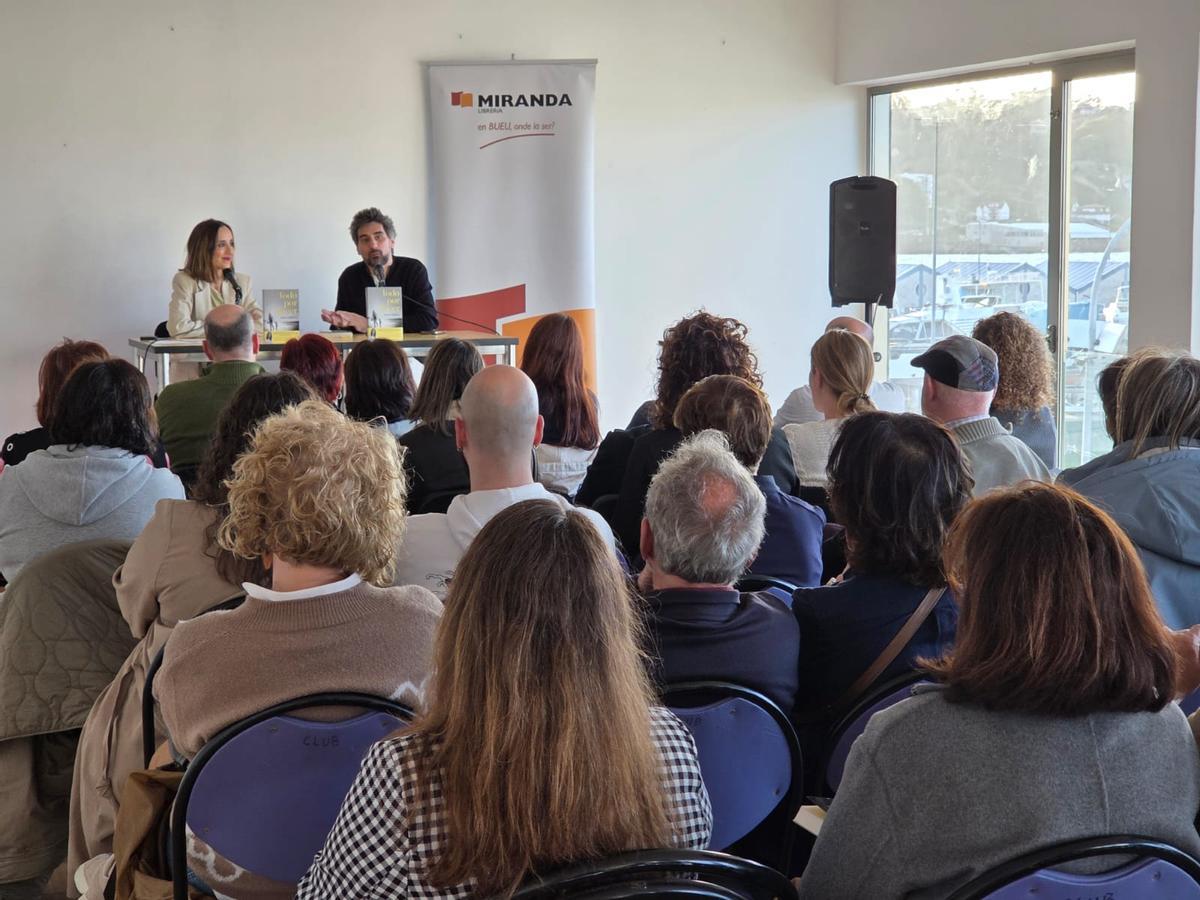 La presentación de "Todo por hacer", ayer en Bueu, con Julia Varela y Manel Loureiro