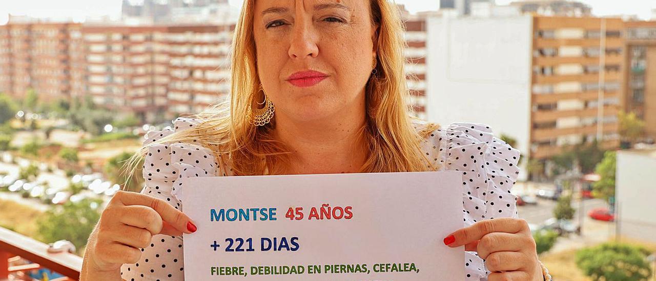 Montse Torrentí, con un cartel 
que resume su situación 
como paciente de covid 
persistente. fernando bustamante