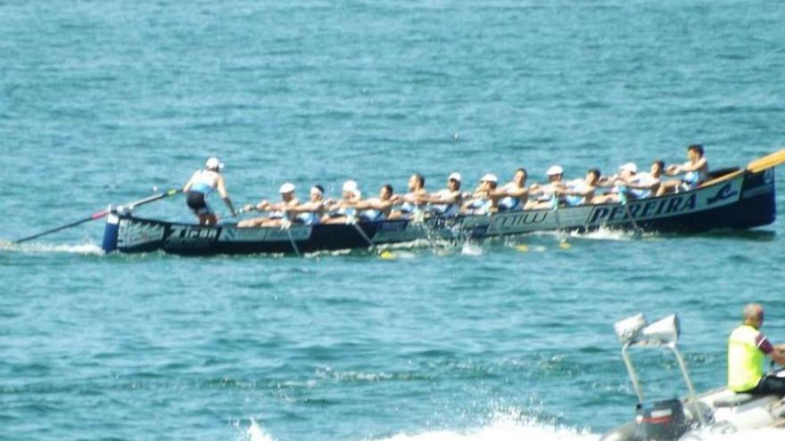 La trainera de Tirán Pereira, en pleno esfuerzo durante la regata de ayer en aguas de Getxo. // Suso Núñez