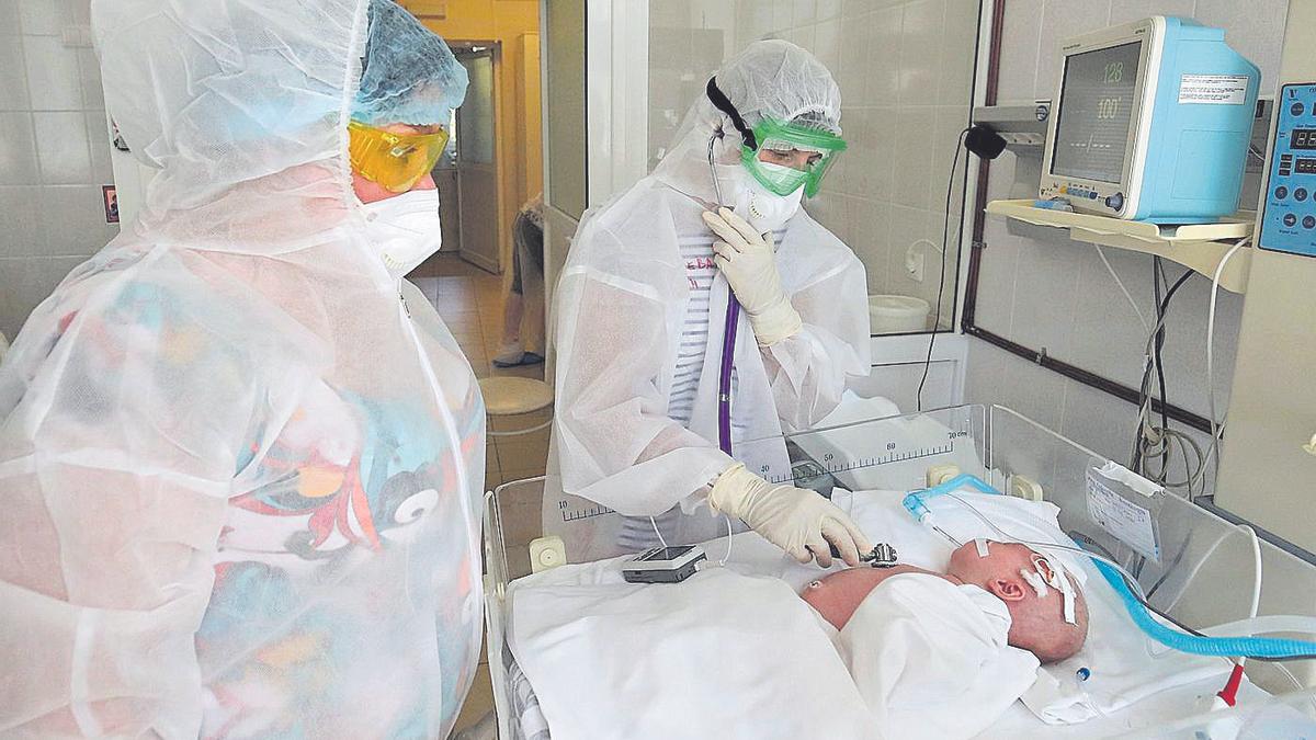 Sanitarios atendiendo a un bebé recién nacido.