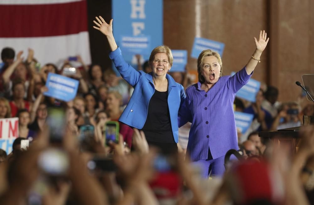 La candidata demòcrata Hillary Clinton i la senadora Elizabeth Warren a un acte de campanya celebrat al museu de Cincinnati