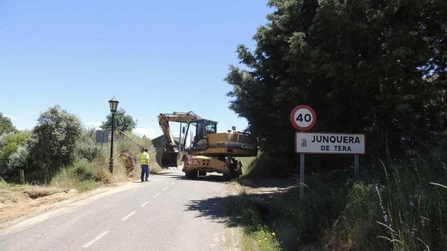 Operarios realizando trabajos de cegado del socavón abierto en la bodega junto a la carretera de Junquera-La Milla.