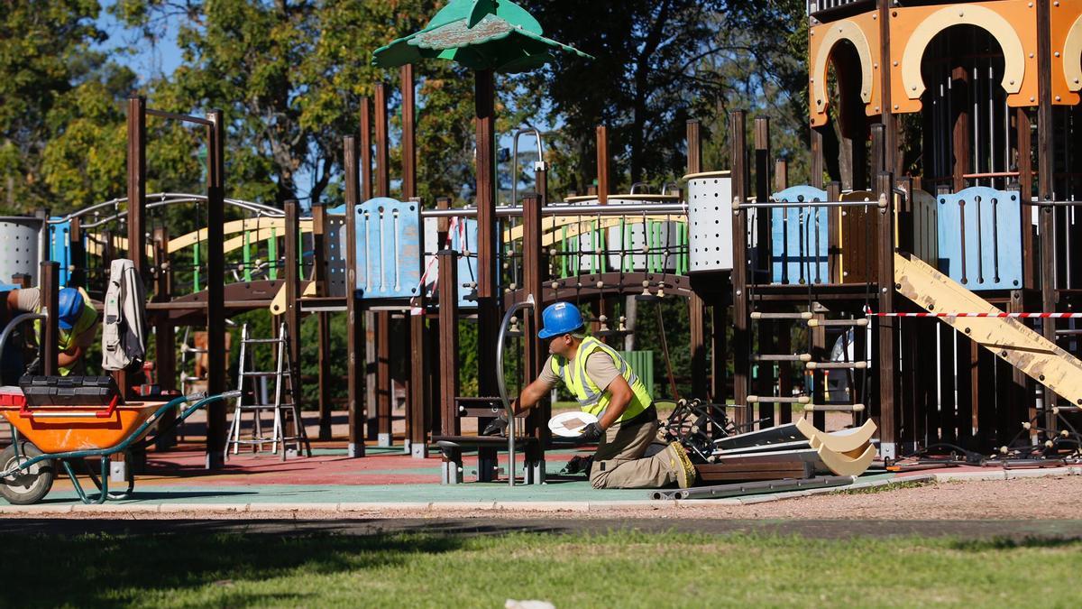 Un operario trabaja en la remodelación de la Ciudad de los Niños y Niñas de Córdoba.