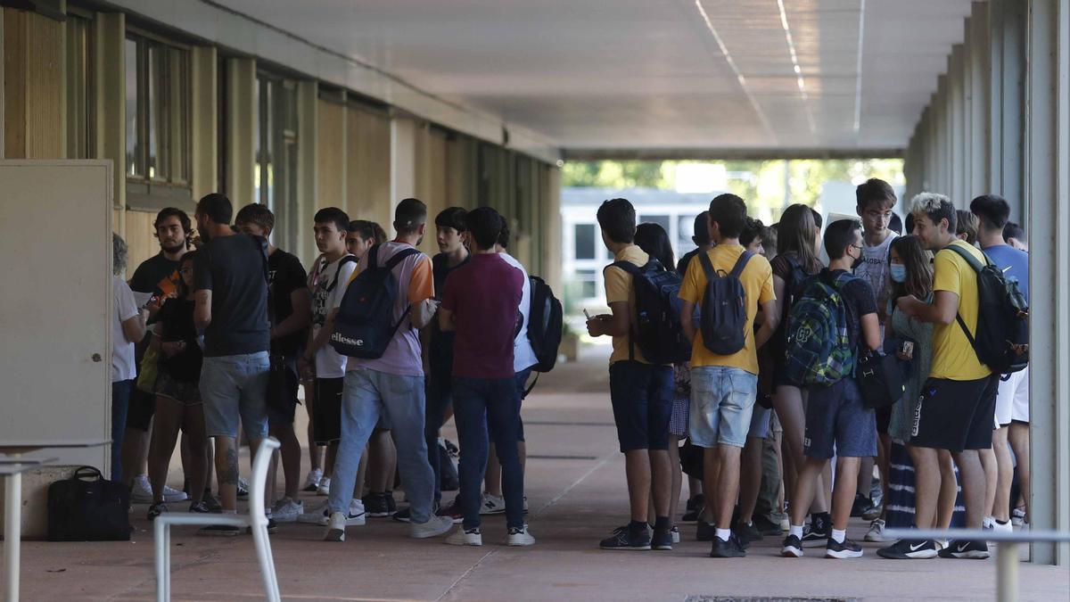 Un grupo de estudiantes, antes de acceder al aula para hacer la selectividad.