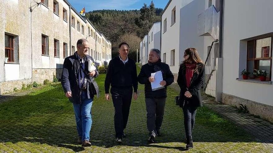 Técnicos del Instituto Galego da Vivenda e Solo, con Jesús Otero el poblado minero de Fontao.