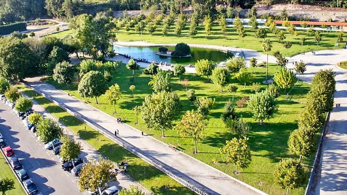 Xardín no parque público da Canuda, en Salvaterra.   | // FDV