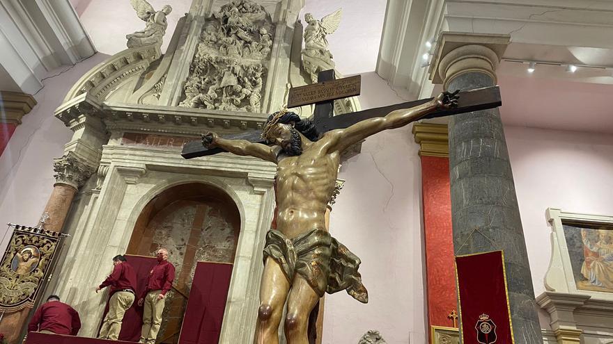 Descendimiento y besapiés del Cristo del Perdón en Murcia