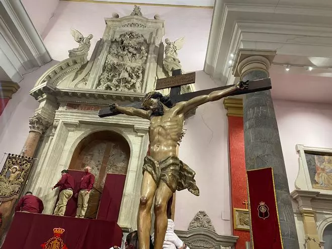Descendimiento y besapiés del Cristo del Perdón en Murcia