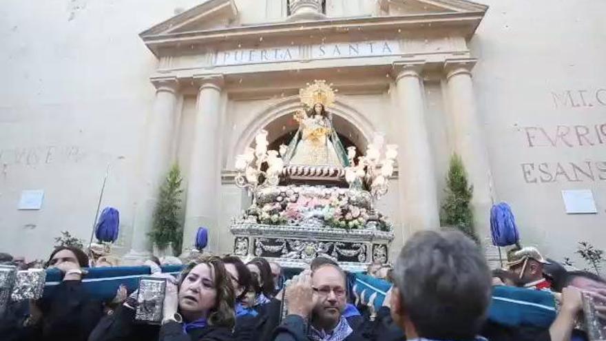 Los alicantinos jalean a su Virgen en procesión