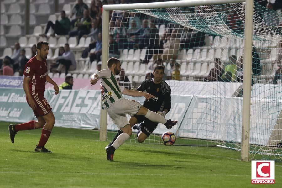 El Córdoba vence en el último suspiro al Zaragoza.