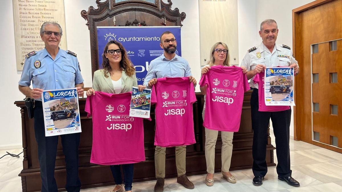 José Antonio Sansegundo, Irene Jódar, Manuel Castillo Fernández, Isabel Morales y Pedro Montiel, con las camisetas que lucirán los corredores.