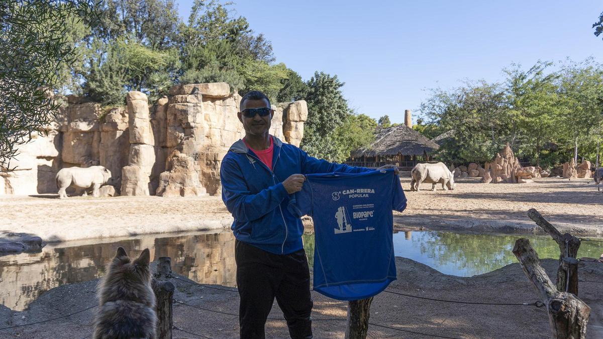 David Casinos presenta la camiseta oficial.