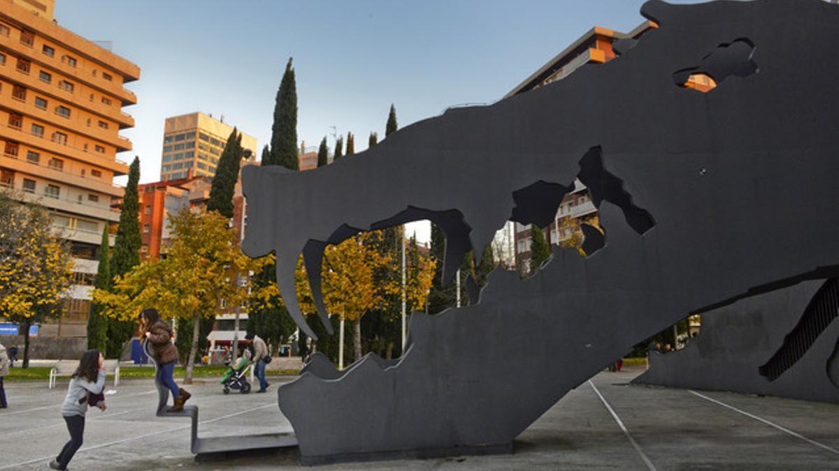 La escultura de un dragón, en el parque de la Espanya Industrial.