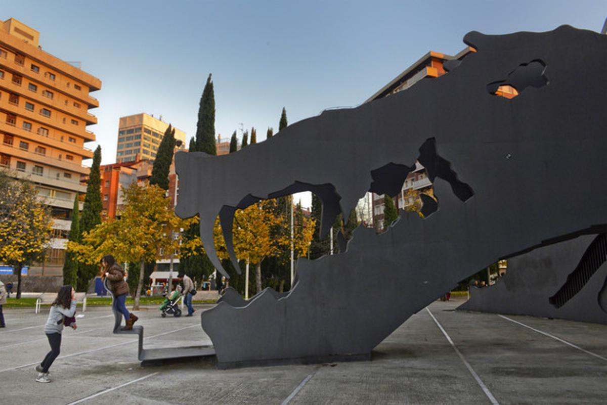 Una escultura d’un drac, al parc de l’Espanya Industrial.