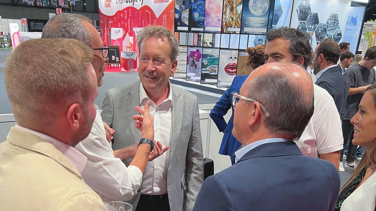 Adolfo Andreu, en el centro de la imagen, durante la celebración de la feria DIGICOM en Ifema.