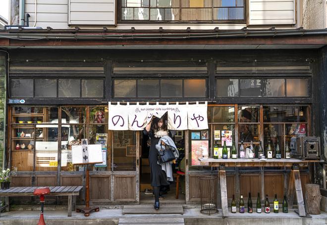 Calle de Asakura-chōsokan dōri en el barrio de Yanaka Japón