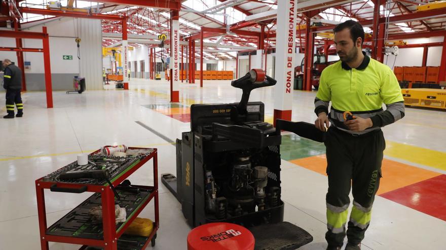 El técnico Adrián Rodríguez trabaja en la reparación de una máquina en la nueva nave de refabricación de GAM, en Villacé (León).