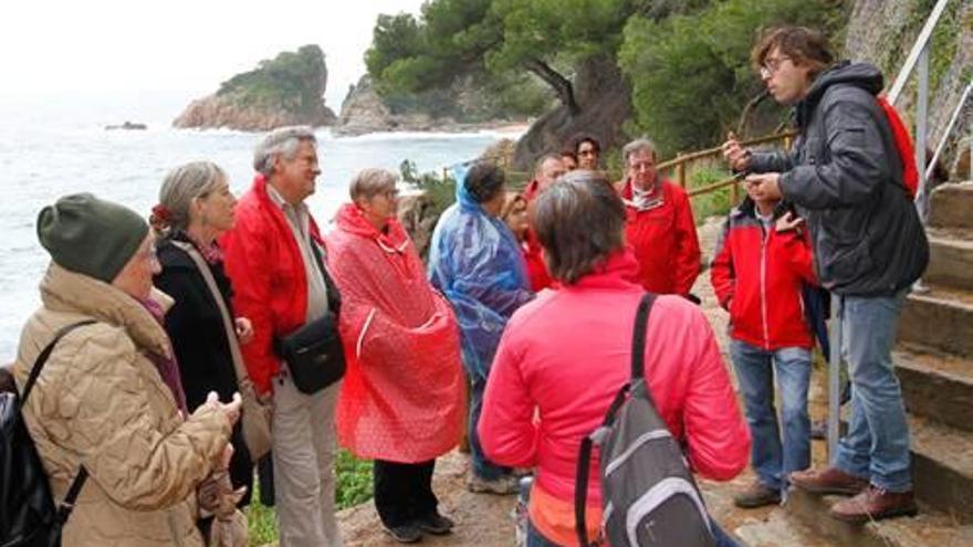 Imatge de la visita al camí de ronda amb el tècnic de l&#039;Arxiu.