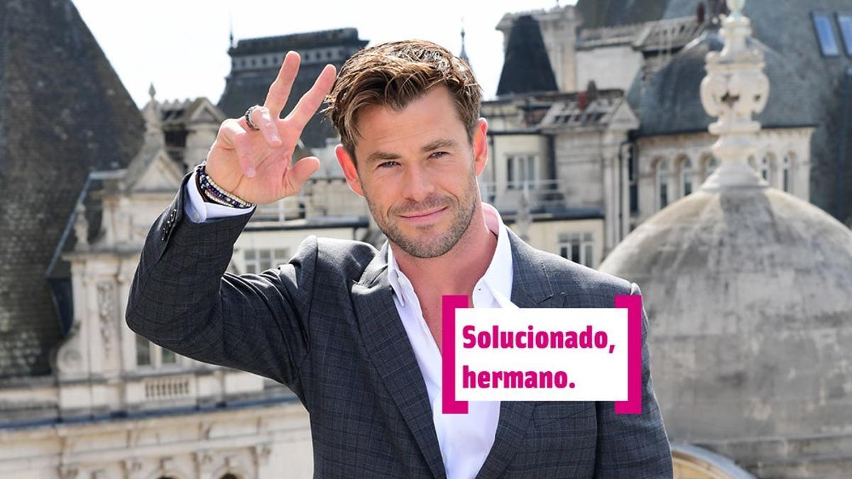 Chris Hemsworth con los dedos en V en la presentación de Marvel