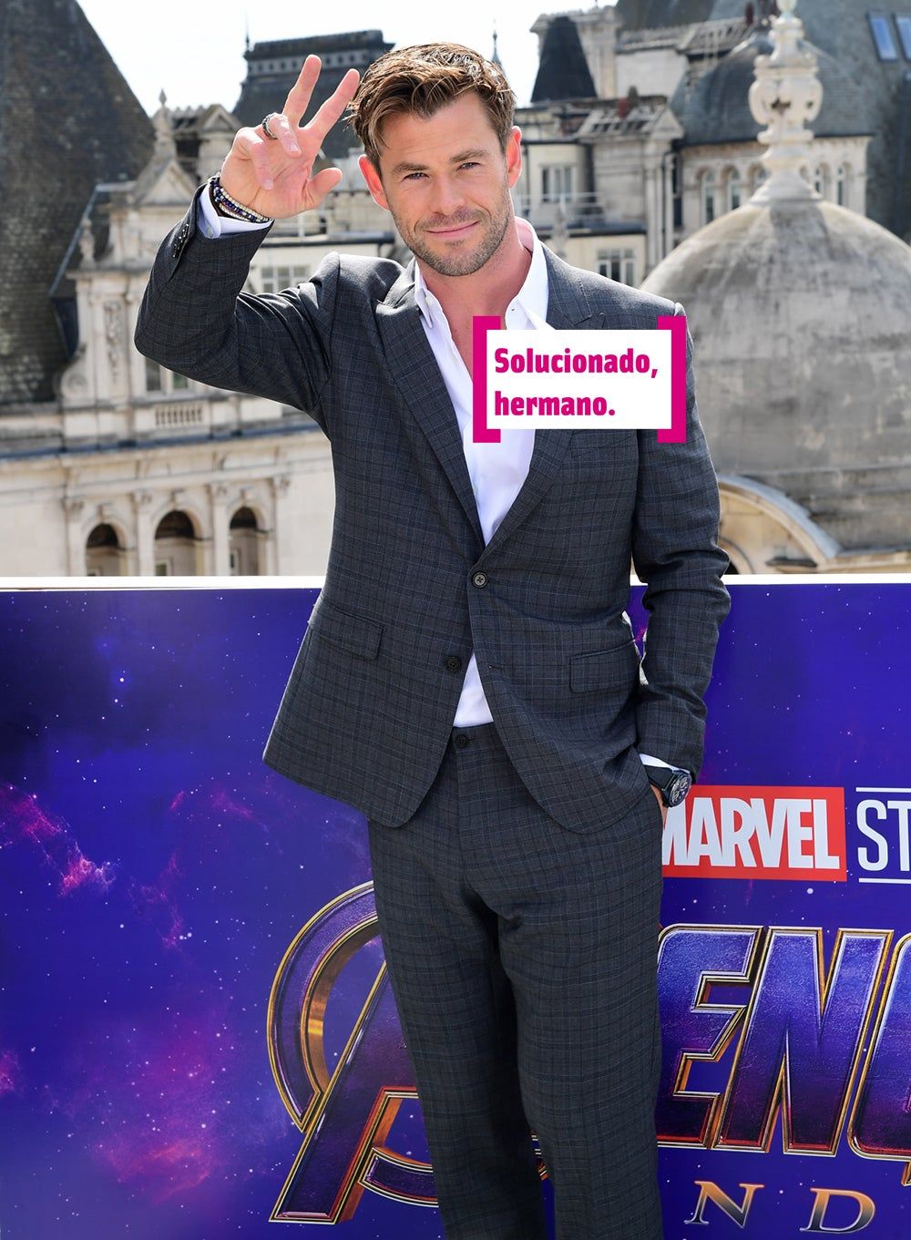 Chris Hemsworth con los dedos en V en la presentación de Marvel