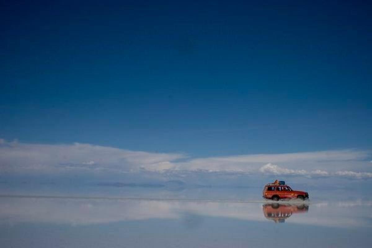 Un vehículo atravesando el salar bajo dificultades