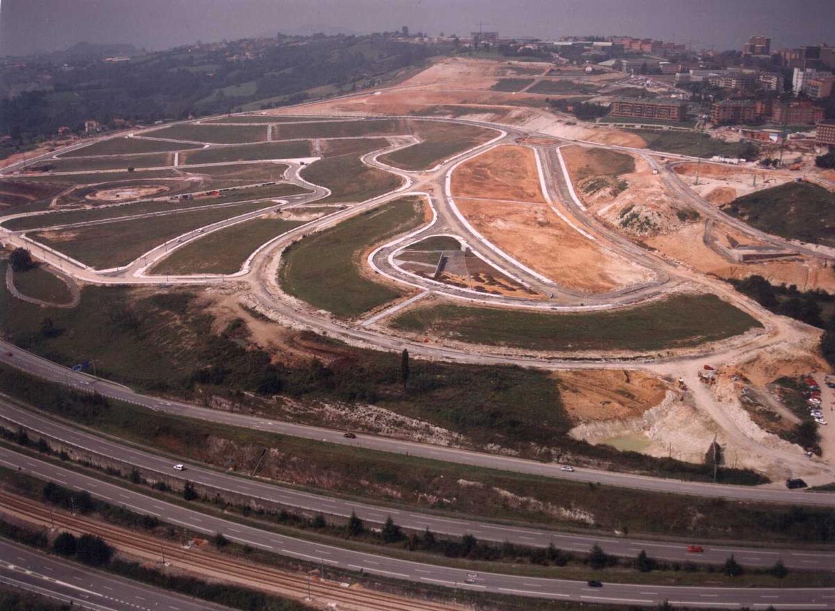 Aspecto que ofrecía la zona de Montecerrao, en plena ejecución de las obras de urbanización