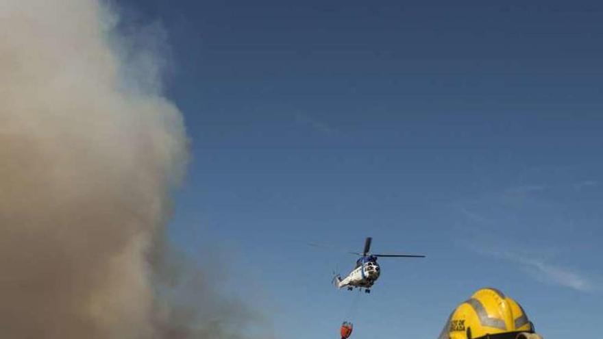 Medios actuando en un incendio en Cea. // Brais Lorenzo