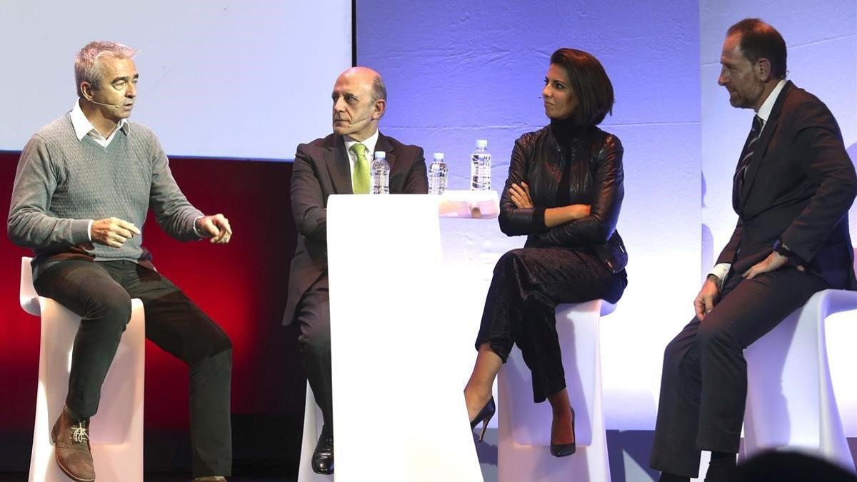 Carles Francino, José Antonio Zarzalejos, Ana Pastor y Enric Hernàndez (de izquierda a derecha), en el debate sobre verdad y 'fake news' durante la entrega del premio de Periodismo de EL PERIÓDICO.