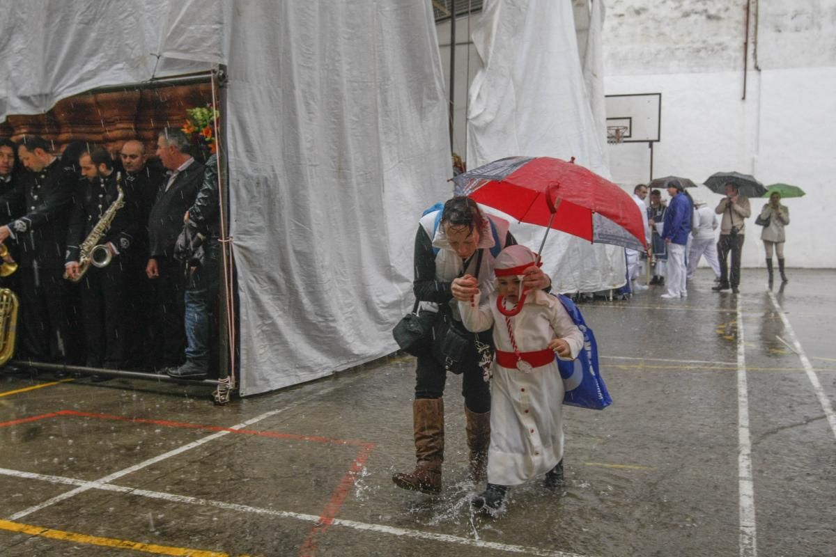 FOTOGALERIA  / Una granizada pone fin a 'La Borriquita'