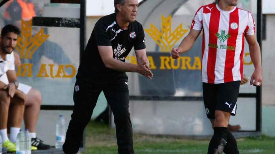 Balta espolea a sus jugadores durante un encuentro en el Ruta de la Plata.