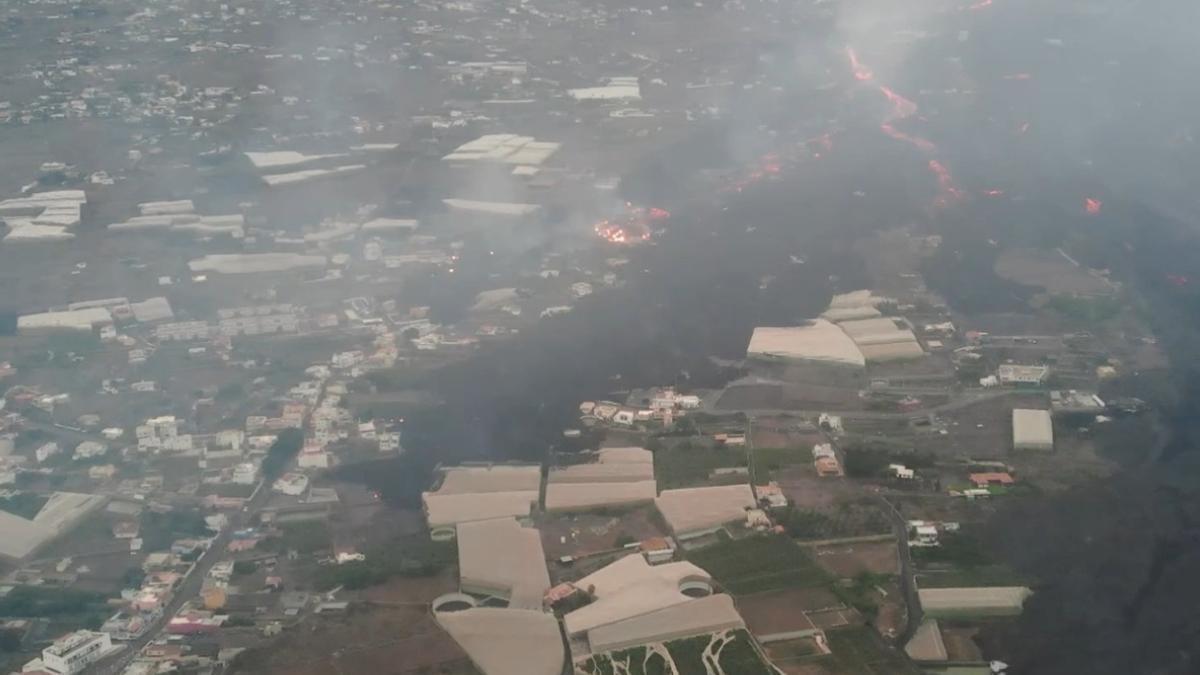 Las dos coladas del norte del volcán de La Palma llegan al colegio y la gasolinera del barrio de La Laguna