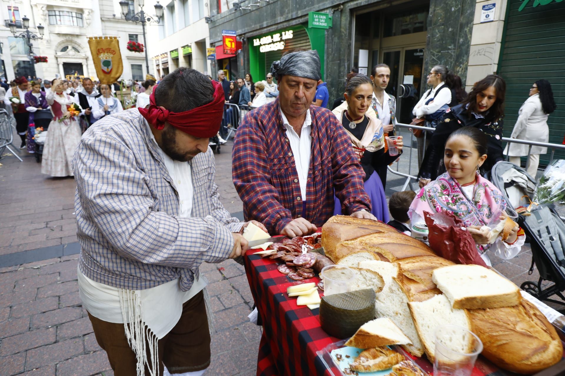 En imágenes | Zaragoza vive su día grande con la Ofrenda de Flores a la Virgen del Pilar