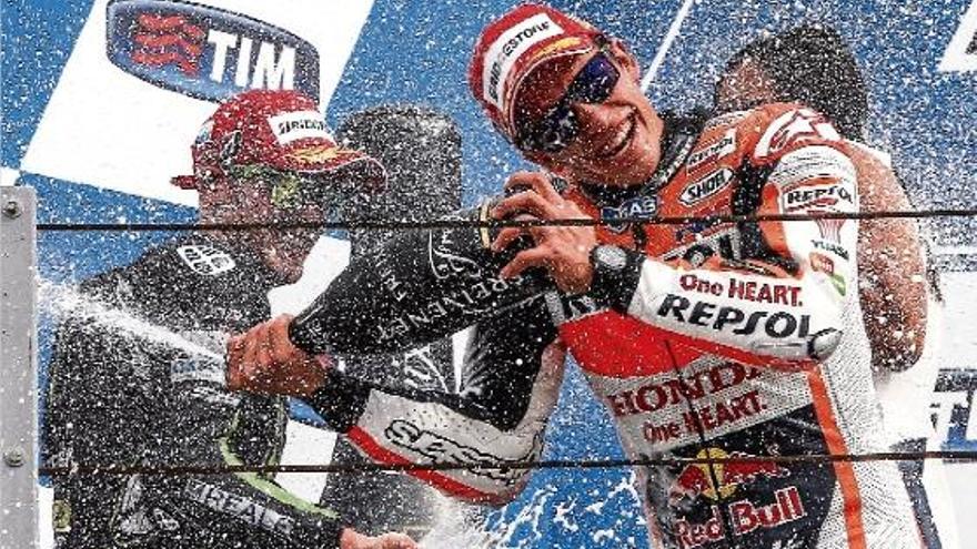 Marc Márquez celebra el seu primer lloc amb una pluja de cava, juntament amb els seus companys del podi.