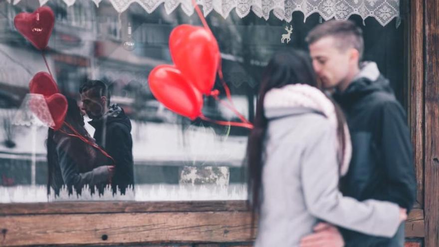 Una pareja se besa por San Valentín