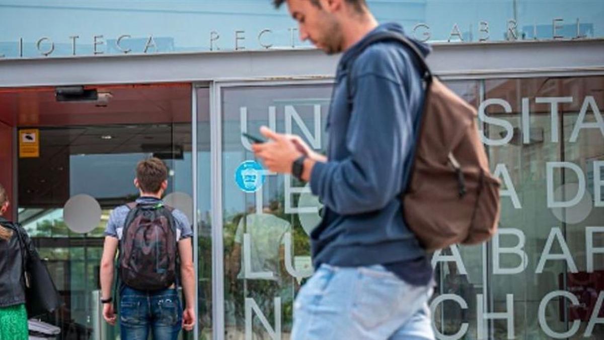 Entrada a la Facultad de Biología del Campus Nord.