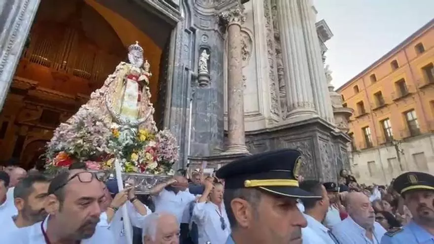 Así salió la Virgen de la Fuensanta por las puertas de la Catedral de Murcia.