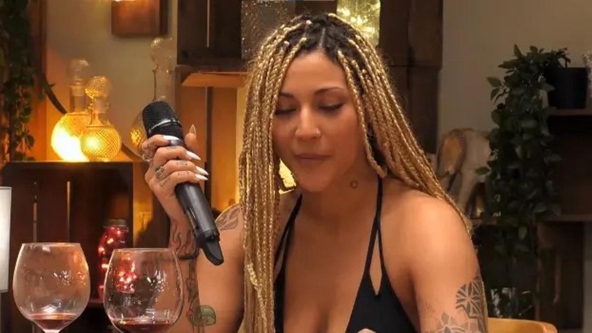 Aldana enamora a Albert cantándole en First dates