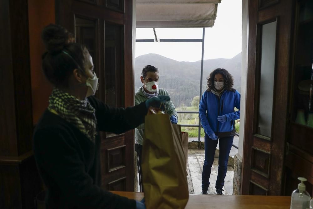 Corvera e Illas llevan alimentos y artículos de primera necesidad a los vecinos que no pueden salir de casa.