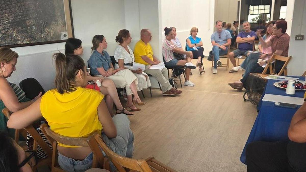 La consejera de Bienestar Social dio cuenta de los planes a dirigentes de la asociación vecinal Salamanca.