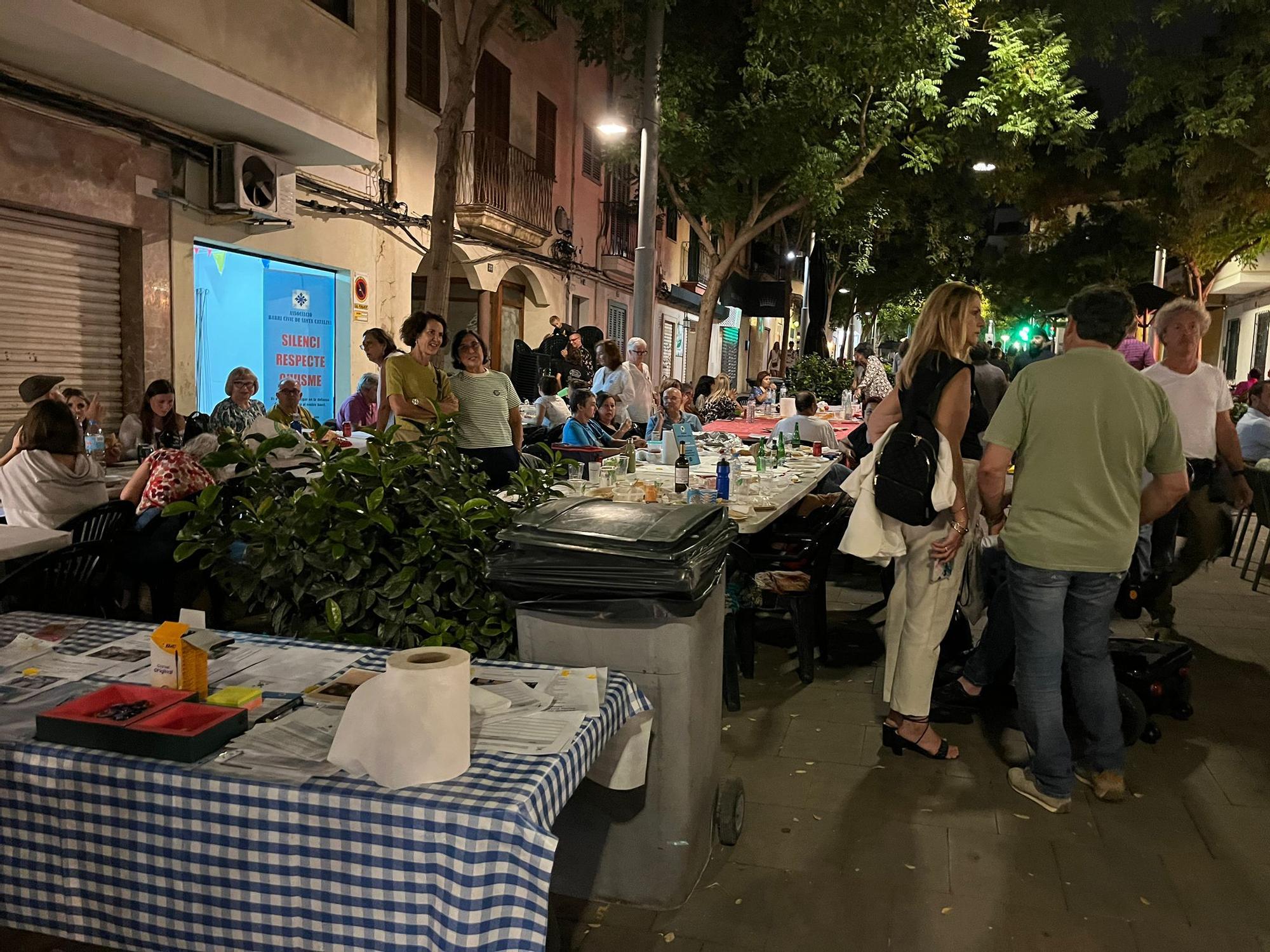 Sopar a la fresca de los vecinos de Santa Catalina