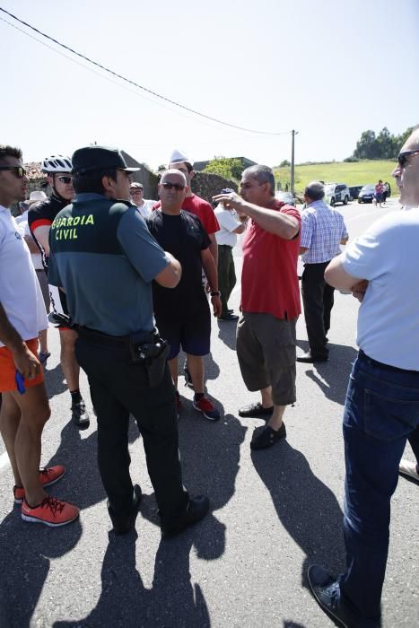 Concentración de los vecinos de Bayas, en Castrillón, contra la presencia de perros en la playa