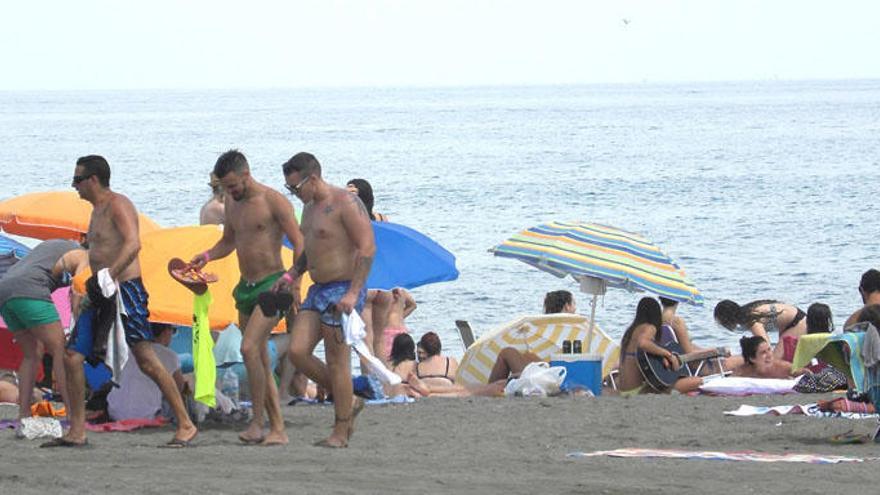 Jóvenes bañistas en una de las playas de Torre del Mar.