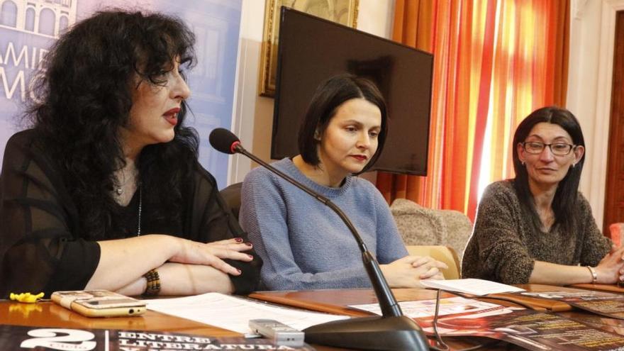 Beatriz Recio, María Eugenia Cabezas y Emilia Casas durante la presentación del segundo ciclo &quot;Entre literatura y vino&quot;.