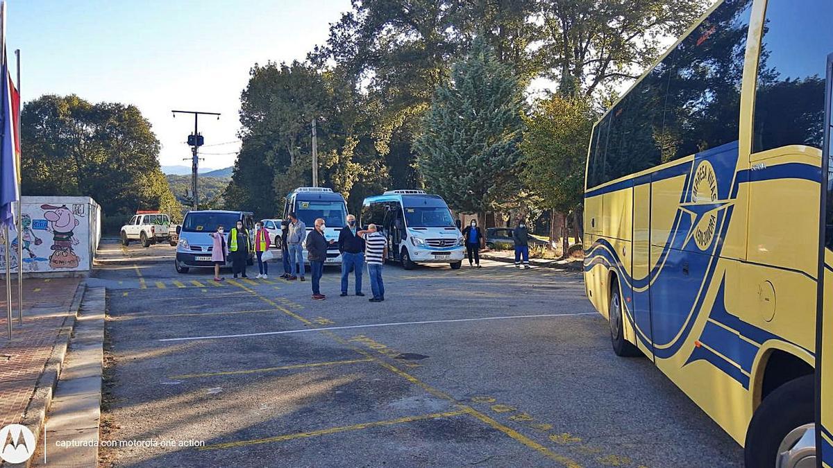 Llegada de autocares de la ruta escolar a El Puente de Sanabria, la mayoría vacíos. | Araceli Saavedra