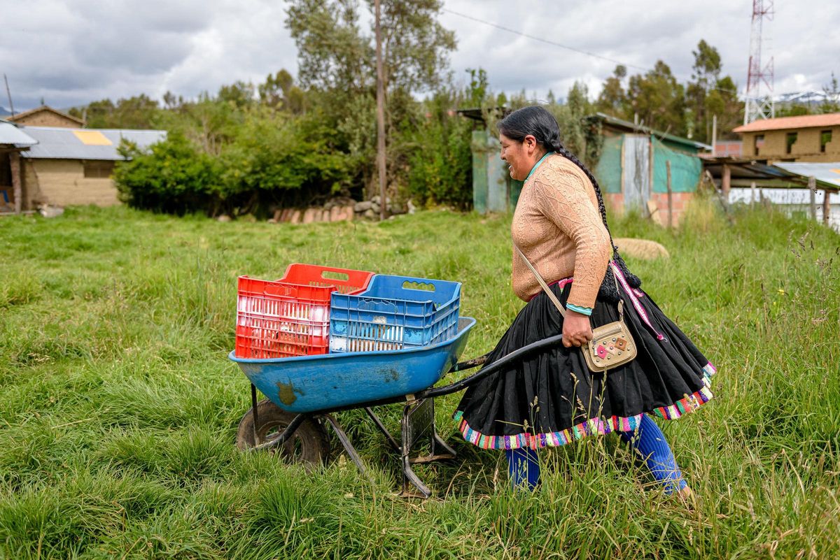 La peruana María Elena Condori Florez trabajando